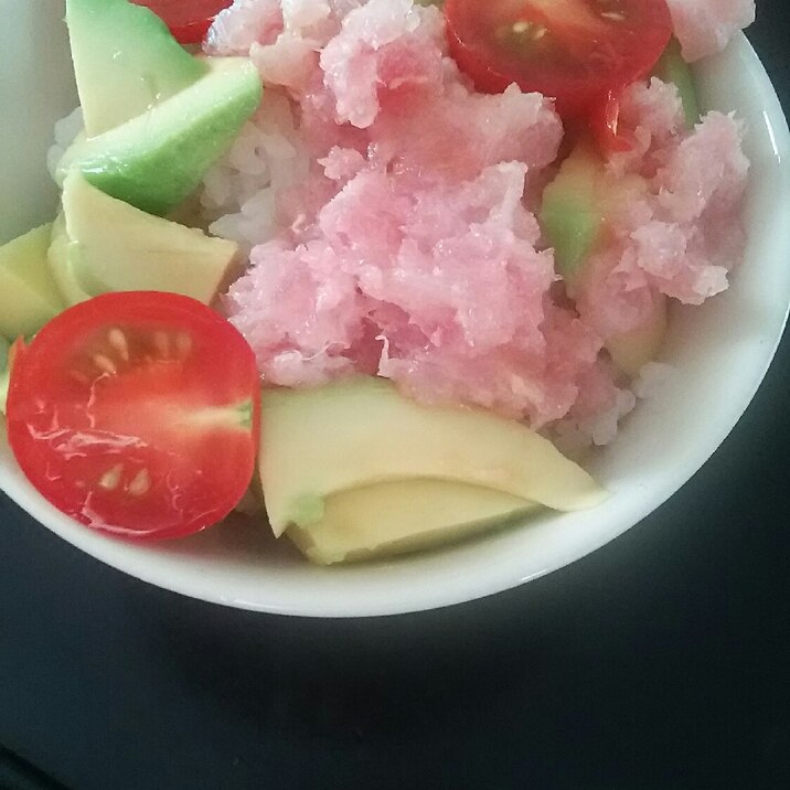 朝ごはんにも★アボガドネギトロ丼